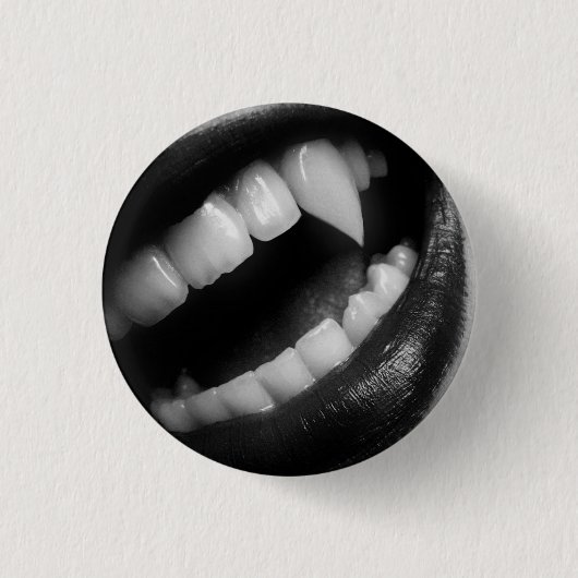 VAMPIRE FANGS RONDE BUTTON 3,2 CM (Voorkant)