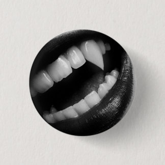 VAMPIRE FANGS RONDE BUTTON 3,2 CM