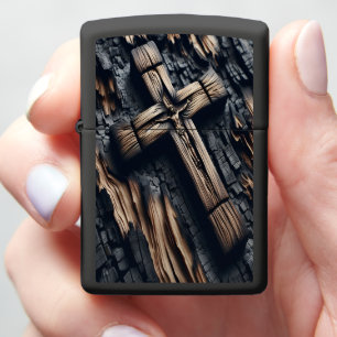 Van as naar hoop: gebeeldhouwd kruis op verbrand h