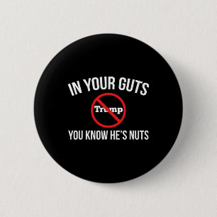 Van binnen weet je dat hij gek is Stop Trump Ronde Button 5,7 Cm
