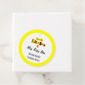 Van de keuken van Retro Yellow Custom Baking Bedankjes Labels (In situ)