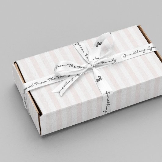 Van familienaam Gifting Script White Black Flower Lint