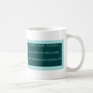 Vandaag de dag werken miljoenen mensen aan welzijn koffiemok