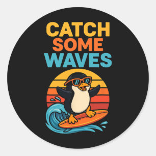 Vang wat golven – Grappige surfende pinguïn-cartoo Ronde Sticker