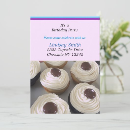 Vanilla Cupcakes Anniversaire Fête Invitation (Debout devant)
