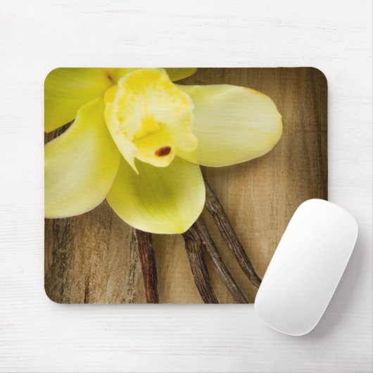 Vanilla Pods and Flower over Wooden Background Muismat (Met muis)