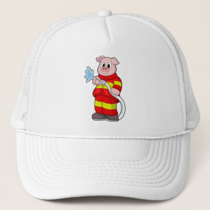 Varken als brandweerman met slang trucker pet