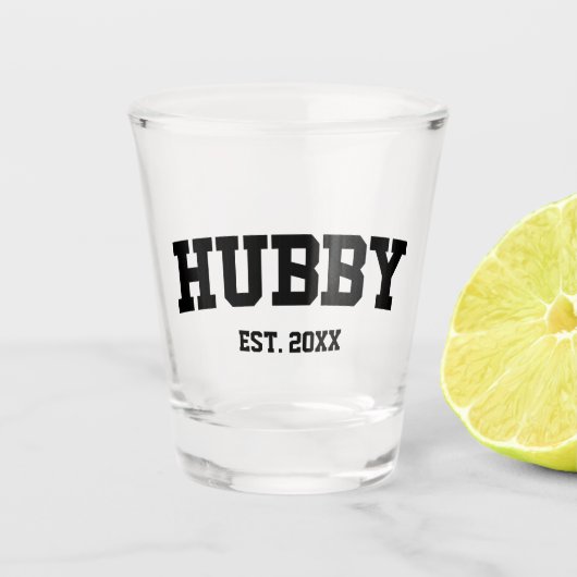 Varsity Style Hubby Est. Minimale jaarminimalisati Shot Glas (Voorkant)
