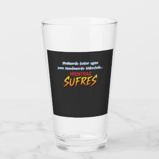 Vaso bebe agua mientras sufres glas