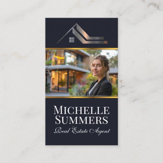 Vastgoedmakelaar die voor het moderne huis staat visitekaartje (Voorkant)