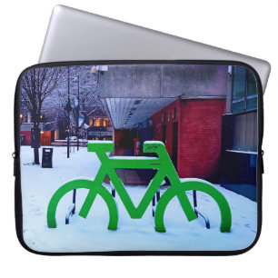 Vastzitten in de sneeuw laptop sleeve