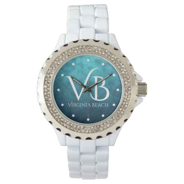 VB Virginia Beach on Blue Water Background Horloge (Voorkant)