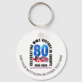 VE DAY 80e Jubileum Overwinning in Europa WO2 Sleutelhanger (Achterkant)