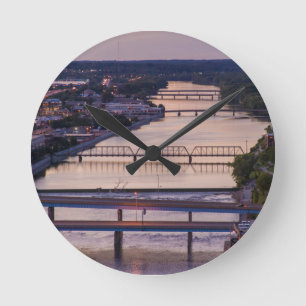 Veel bruggen overspannen de Grand River, Zicht op Ronde Klok