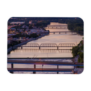 Veel bruggen overspannen de Grand River, zonsonder Magneet