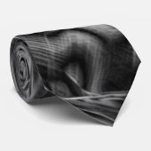 Veel gedraaid met grijze groeven op een donkere ac stropdas (Opgerold)