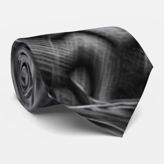 Veel gedraaid met grijze groeven op een donkere ac stropdas (Opgerold)