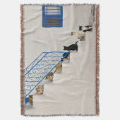 Veel katten op een witte trap in een Grieks dorp Deken (Voorkant Verticaal)