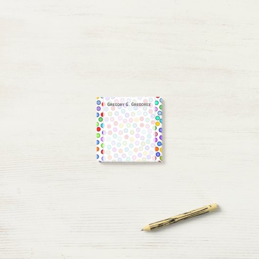 Veel kleurrijke cirkels + aangepaste naamnotitie post-it® notes (Op bureau)