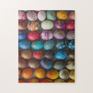 Veel kleurrijke versierde paaseieren legpuzzel