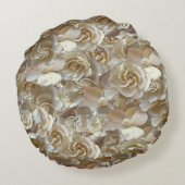 Veel prachtige bladen van roos rond kussen (Achterkant)