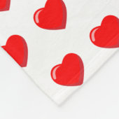 Veel rode hartjes op witte fleece deken (Hoek)