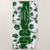 Veel voetballen aangepaste teamnaam groen wit strandlaken (Voorkant)