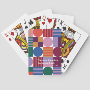 Veelkleurige geometrische vormen patroon met quote pokerkaarten