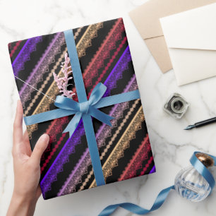 Veelkleurige kant op zwart cadeaupapier