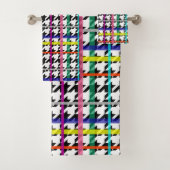 Veelkleurige lijnen op geplakt houndstooth ontwerp bad handdoek (Insitu)