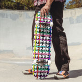 Veelkleurige lijnen op geplakt houndstooth ontwerp skateboard