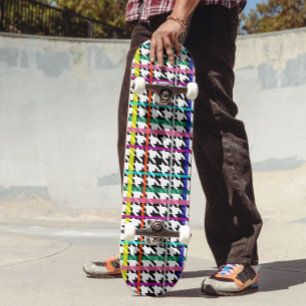 Veelkleurige lijnen op geplakt houndstooth ontwerp skateboard