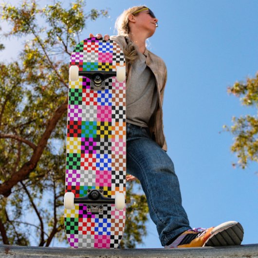 Veelkleurige patchwork check patroonontwerp skateboard