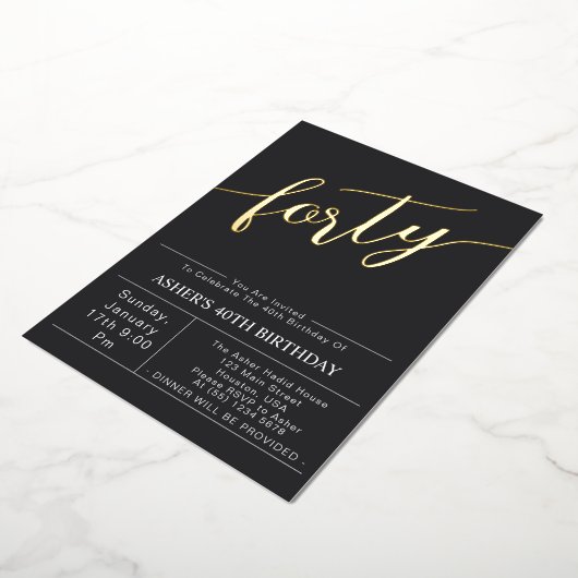 veertig | Modern zwart en goud script 40e verjaard Folie Uitnodiging (Gedraaid)
