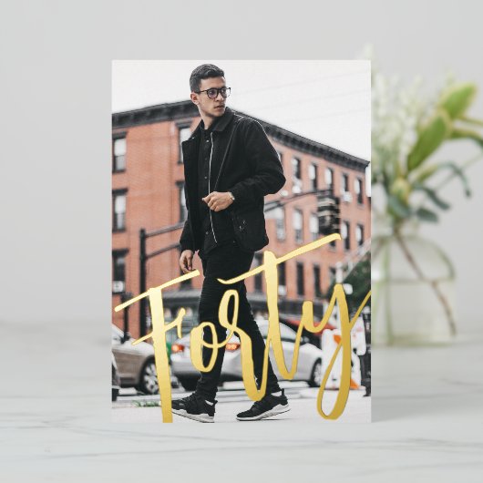 Veertig Zwart Wit Modern 40e Verjaardagsfeestje Go Folie Uitnodiging (Staand Voorkant)