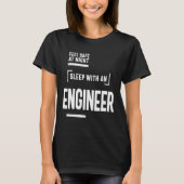 Veilig in nachtslaap met een technicus t-shirt (Voorkant)