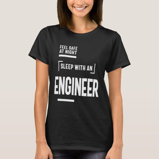 Veilig in nachtslaap met een technicus t-shirt (Voorkant)