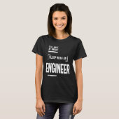 Veilig in nachtslaap met een technicus t-shirt (Voorkant volledig)