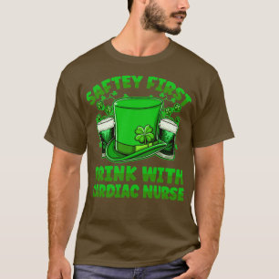 Veilige eerste Drink met een hartritmestoornis in T-shirt
