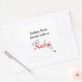 Veiligheid eerst, drink met een verpleegster gunst vierkante sticker (Envelop)