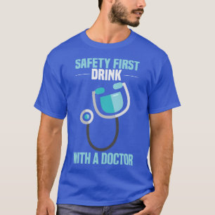 Veiligheid eerste Drink met een dokter Funny Docto T-shirt
