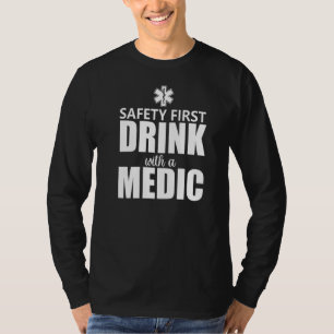 Veiligheid eerste Drink met een mediane stille vol T-shirt