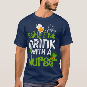 Veiligheid eerste Drink met een verpleegster1 T-shirt