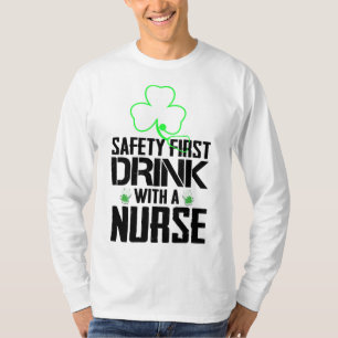 Veiligheid eerste Drink met een zuster bier overde T-shirt