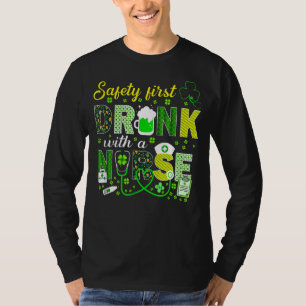 Veiligheid eerste Drink met een zuster bier St. Pa T-shirt