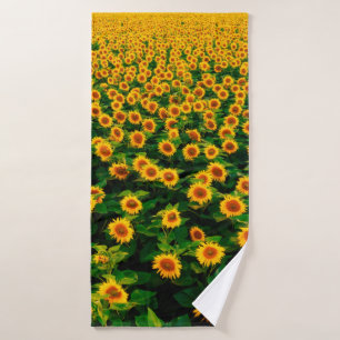 Veld met felgele zonnebloemen op zonnige dag. badhanddoek