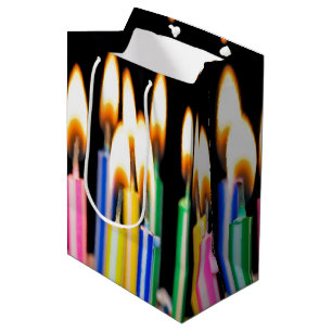 Vele kaarsen van de verjaardag op zwart medium cadeauzakje