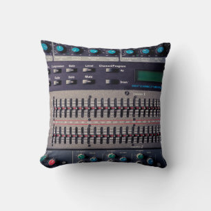 Vele knopen op een correcte mixer in een opnamestu kussen