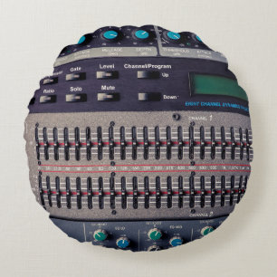 Vele knopen op een correcte mixer in een opnamestu rond kussen
