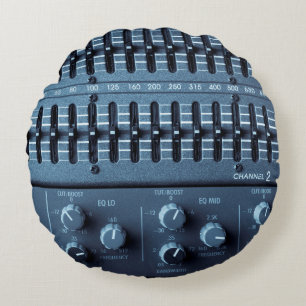 Vele knopen op een correcte mixer in een opnamestu rond kussen